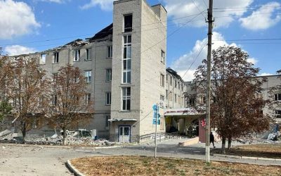 In the Kherson region, Russian forces destroyed the fourth floor of a hospital, resulting in injuries.